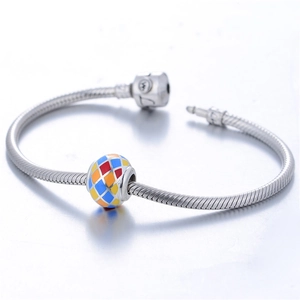 Pulsera de cadena de serpiente de plata con un abalorio de esmalte a cuadros de colores