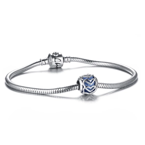 Pulsera de plata S925 con abalorio de corazón azul y cierre de barril grabado Love