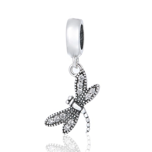 Détail du pendentif libellule en argent S925 avec ailes en zircone et bélière large