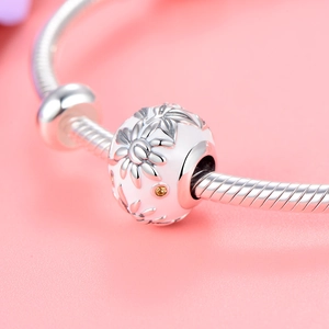 S925 zilveren bloemenbedel met wit emaille en amberkleurige zirkoon aan armband