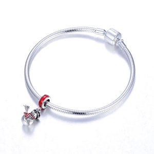 Bracelet maille serpent en argent avec un pendentif bonhomme de neige et émail rouge