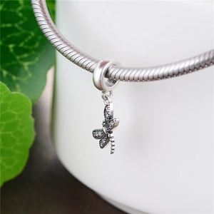 Détail du charm libellule en argent S925 avec pavé de zircons sur bracelet maille serpent