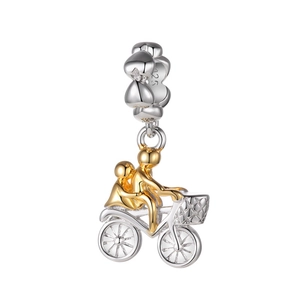 Charm en argent S925 couple à vélo avec boucle en cœur et détails dorés brillants
