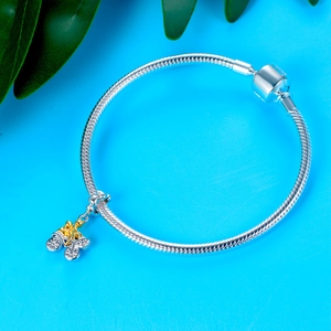 Bracelet maille serpent en argent S925 avec pendentif vélo sur fond bleu vif