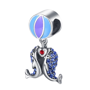 Détail du charm S925 en argent avec dauphins en cœur et montgolfière émaillée