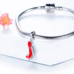 Détail d'un pendentif escarpin en émail rouge sur bracelet en argent sterling 925