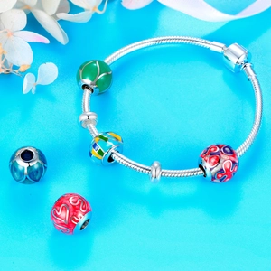 Detalle macro de pulsera de plata S925 con dijes de esmalte de colores vibrantes