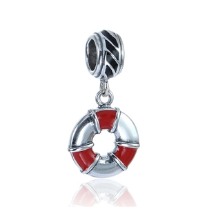 Vue macro d'un pendentif bouée de sauvetage en argent S925 avec émail rouge et blanc