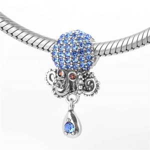 Charm pieuvre en argent 925 avec cristaux bleus pavés et pendentif goutte sur chaîne