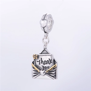 Vue détaillée du pendentif enveloppe en argent S925 avec carte Thank You et fleur