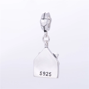Détail macro du pendentif enveloppe en argent S925 avec bélière gravée d'un coeur