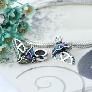 Détail des charms ombrelle citron en argent 925 sur un bracelet à maille serpent