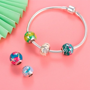 Detalle de pulsera de plata 925 con cuentas de esmalte de colores y motivo de libélula