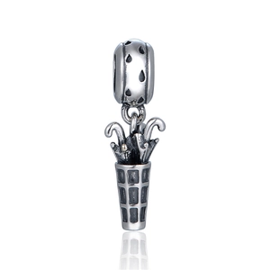 Détail macro de la breloque porte-parapluie en argent S925 avec textures vintage