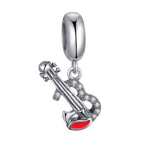 Détail du pendentif guitare en argent S925 avec zircons blancs et émail coeur rouge