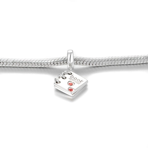 925 zilveren boekbedel met rode hartkristallen en boekgravure op een slangenketting