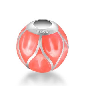 Primer plano de abalorio de plata 925 con esmalte coral en forma de pétalos y sello S925