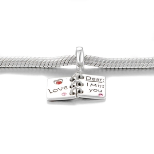 Macro-opname van 925 zilveren boekbedel met Love-gravure en hartvormige zirkoon