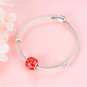 Pulsera de plata de ley con cadena de serpiente y abalorio de esmalte rojo floral