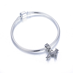 Bracelet maille serpent en argent S925 avec un pendentif détaillé en forme de chien
