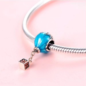 Pendentif montgolfière en argent S925 avec émail bleu et pierres de zircone colorées