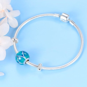 Pulsera de plata 925 con abalorio esmaltado en azul degradado y decoración floral seca