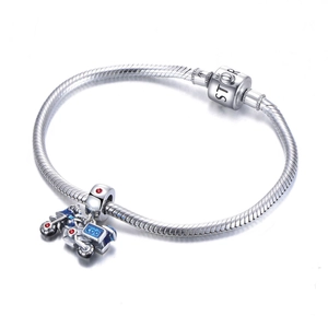 Bracelet S925 en argent avec breloque moto en émail bleu et détails en cristal