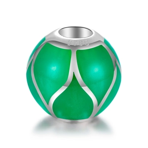 Vista macro de cuenta de plata 925 con patrón de esmalte verde esmeralda para pulsera DIY
