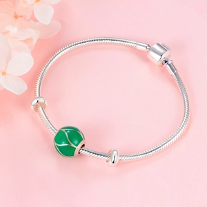 Detalle de pulsera de serpiente en plata S925 con cuenta de patrón de hoja verde
