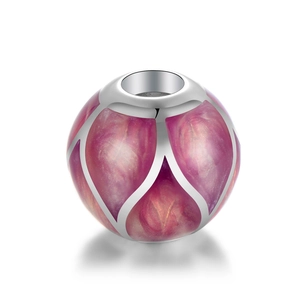 Vista macro de charm de plata 925 con esmalte degradado rosa púrpura para pulseras DIY
