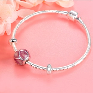 Primer plano detallado de la pulsera de plata 925 con abalorio de esmalte en color púrpura