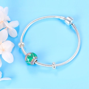 Hermosa pulsera de cadena de serpiente de plata 925 con una cuenta de esmalte verde