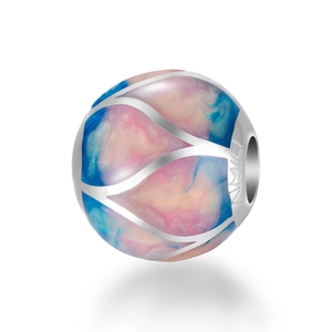 Vista macro de abalorio de plata S925 con esmalte degradado en rosa y azul