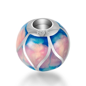 Macro de un abalorio de bola de plata S925 con esmalte degradado azul y rosa perlado