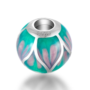 Macro de una cuenta de plata S925 con pétalos de esmalte degradado azul y rosa suave