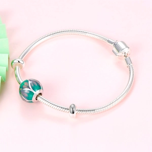 Detalle de pulsera de serpiente en plata S925 con cuentas de esmalte verde y rosado