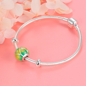 Detalle de cadena de serpiente en plata 925 con cuenta de esmalte degradado verde y amarillo