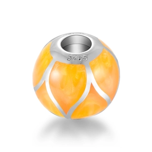 Detalle macro de abalorio de plata S925 con esmalte jaspeado en tonos naranja y amarillo