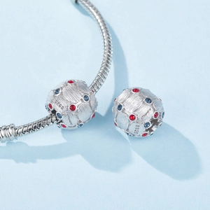 Cuenta de plata S925 mate con gemas rojas y azules en una pulsera de cadena de serpiente