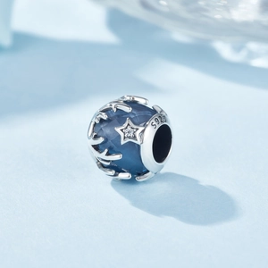 Detalle del abalorio de estrella en plata S925 con cristal azul y sello grabado