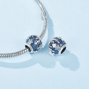 Macro de colgante de estrella y luna en plata S925 con gema azul en pulsera de serpiente