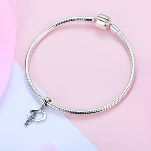 Macro-opname van 925 sterling zilveren slangenarmband met sprankelende letter P bedel hanger
