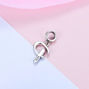 Macro-opname van S925 sterling zilveren bedel met hoogglans afwerking en fijne gravure