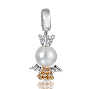 Détail d'un pendentif perle avec couronne d'ange, ailes et zircons ambrés sertis