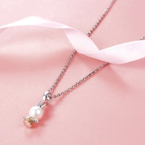 Élégant pendentif ailes en argent S925 avec perle blanche ronde sur une chaîne fine