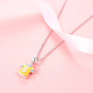 Pendentif maillot en argent S925 numéro 8 avec émail jaune et pierres de zircon bleu
