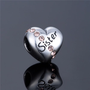 Macro detail van S925 sterling zilveren Sister hart bedel met roze zirkonia stenen