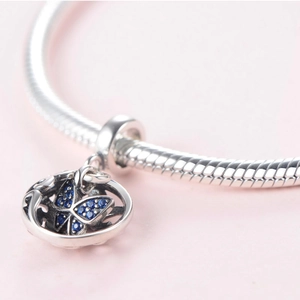 Pendentif papillon en argent 925 avec zircons bleus sur bracelet à maille serpent