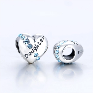 Macro-opname van S925 zilveren hartbedel met blauwe stenen en Daughter gravering