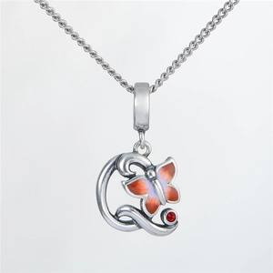 Détail du pendentif papillon en argent S925 avec émail orange et incrustation de gemme